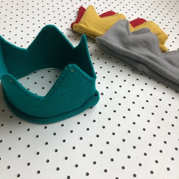 New Without Tags NEWBORN BABY Knitted Crowns, photo prop, different colours - Picture 12 of 12